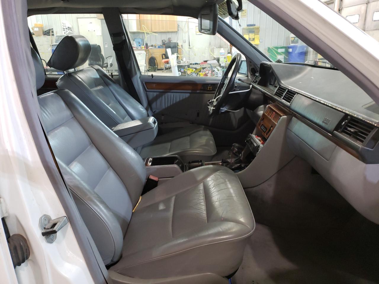 Photo 5 from auction – 1994 MERCEDES-BENZ E 320 with VIN WDBEA32E3RC092258