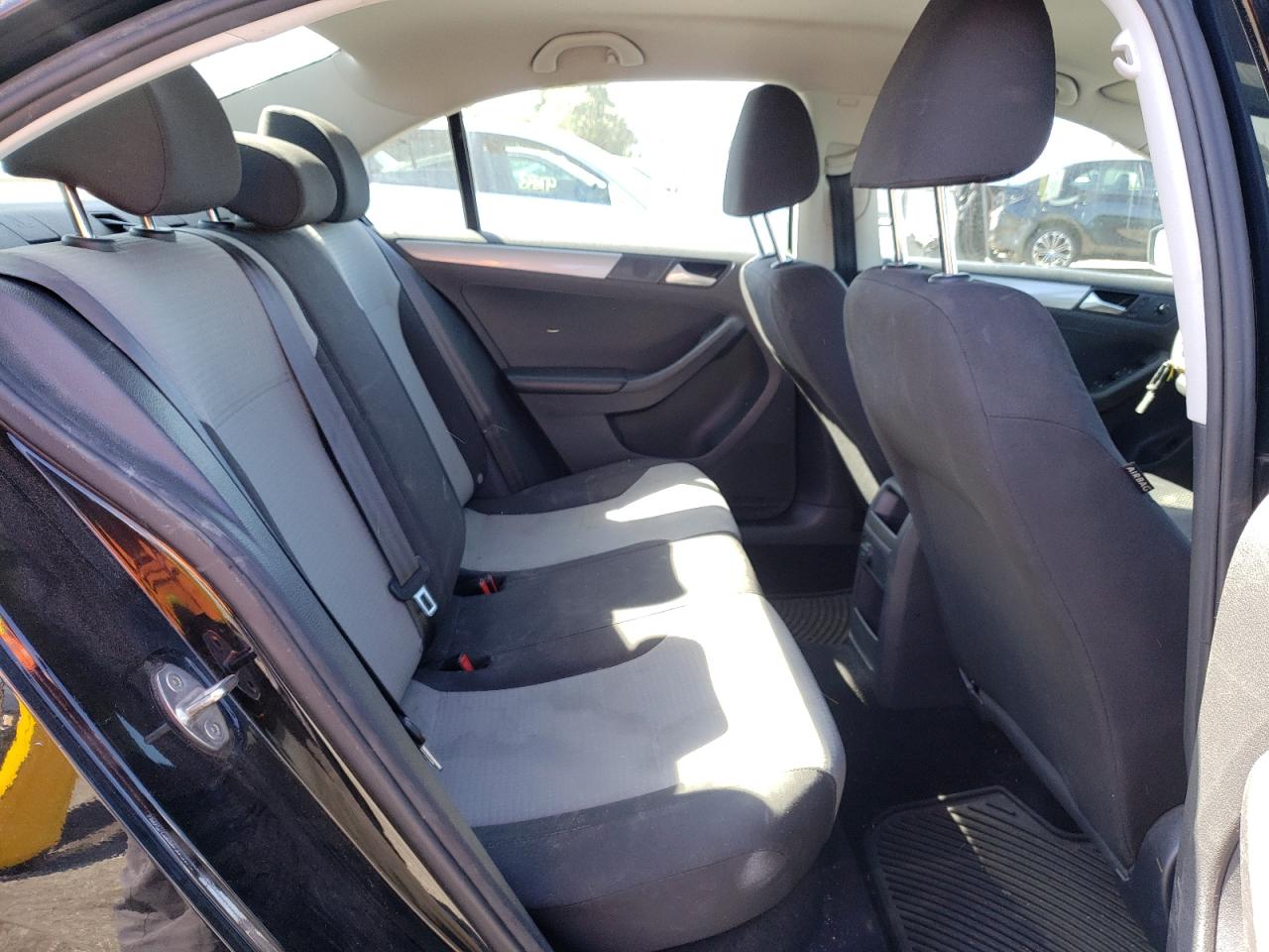 Photo 6 from auction – 2017 VOLKSWAGEN JETTA S with VIN 3VW2B7AJ7HM376252