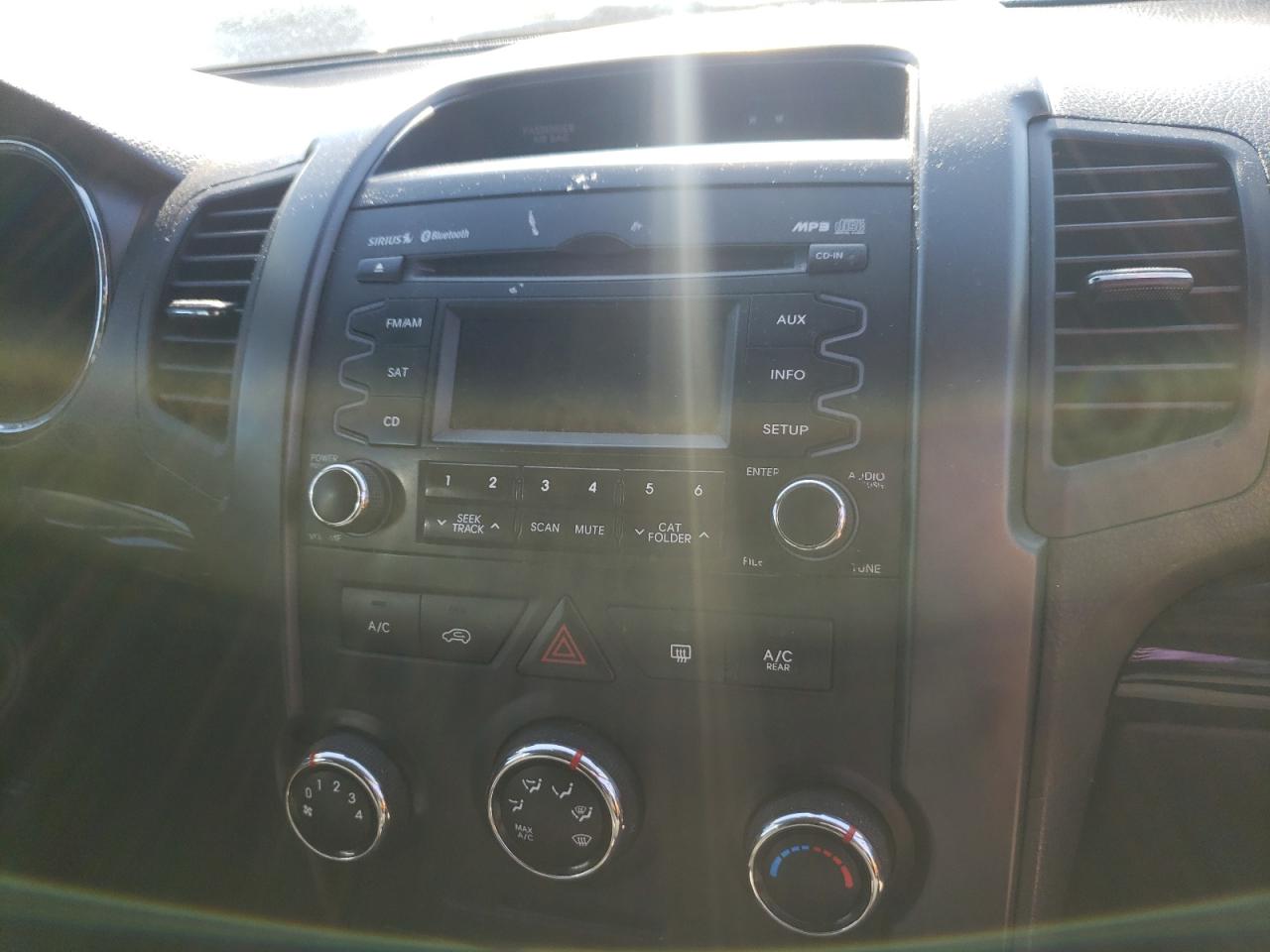 Photo 9 from auction – 2011 KIA SORENTO with VIN 5XYKTDA20BG076368