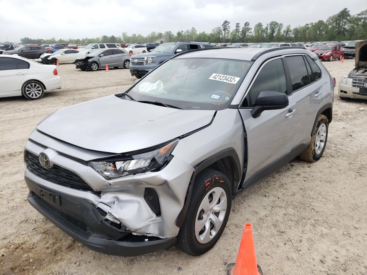 Photo 2 from auction – 2019 TOYOTA RAV4 LE with VIN JTMH1RFV7KD010883