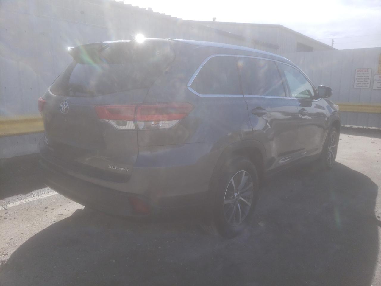 Photo 4 from auction – 2019 TOYOTA HIGHLANDER with VIN 5TDJZRFH2KS615404