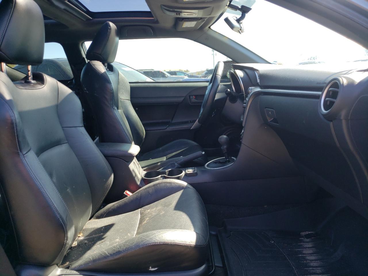 Photo 5 from auction – 2014 TOYOTA SCION TC with VIN JTKJF5C70E3084683