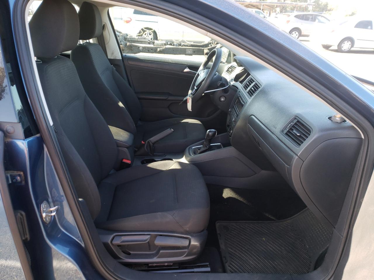 Photo 5 from auction – 2015 VOLKSWAGEN JETTA BASE with VIN 3VW2K7AJ0FM288981