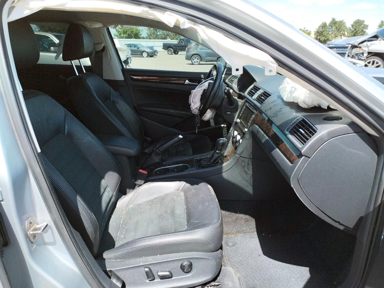 Photo 5 from auction – 2015 VOLKSWAGEN PASSAT SEL with VIN 1VWCV7A32FC083550