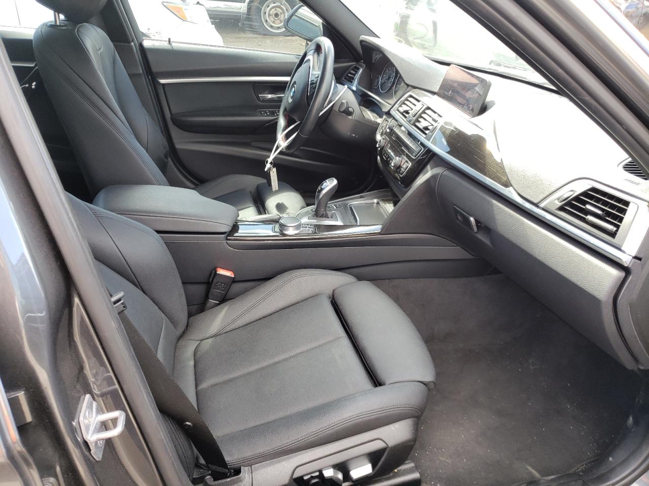 Photo 5 from auction – 2017 BMW 330 XI with VIN WBA8D9C34HA011877