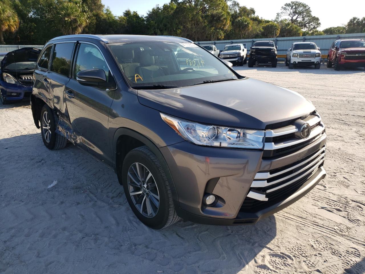 TOYOTA HIGHLANDER 2019 with VIN 5TDJZRFH8KS588290 - Photo from auction