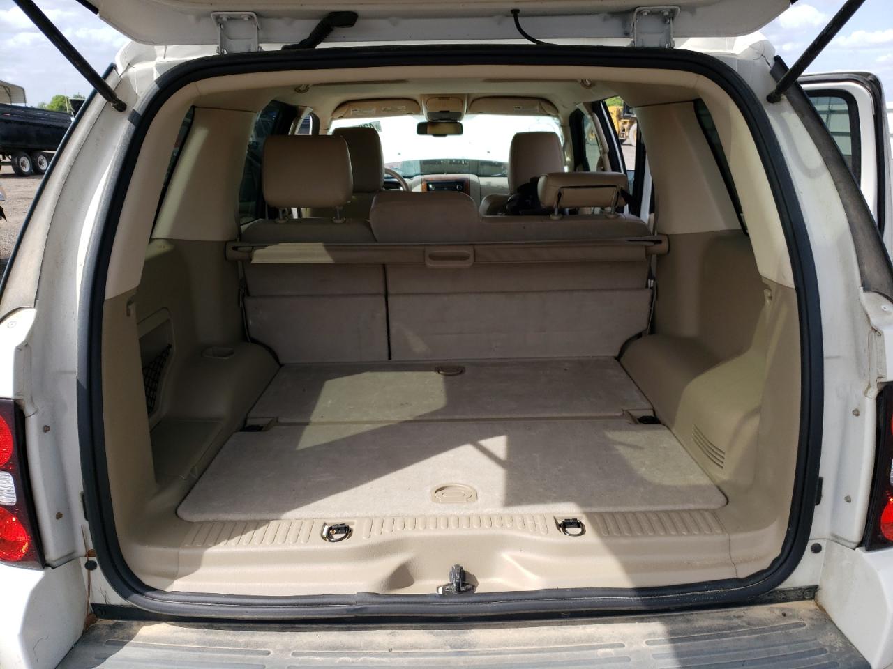 Photo 9 from auction – 2009 FORD EXPLORER E with VIN 1FMEU64E89UA33221