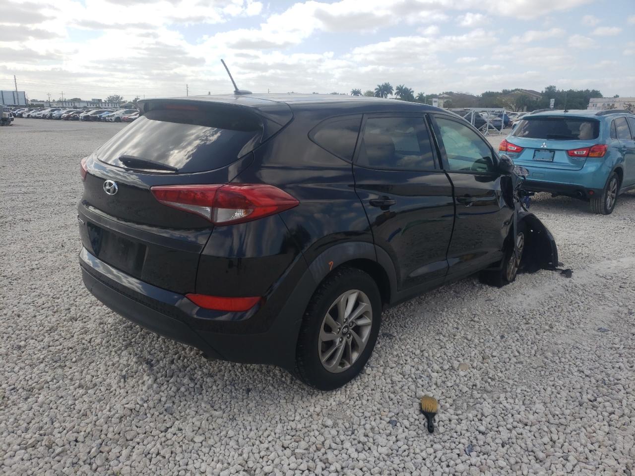 Photo 4 from auction – 2016 HYUNDAI TUCSON SE with VIN KM8J23A46GU190340