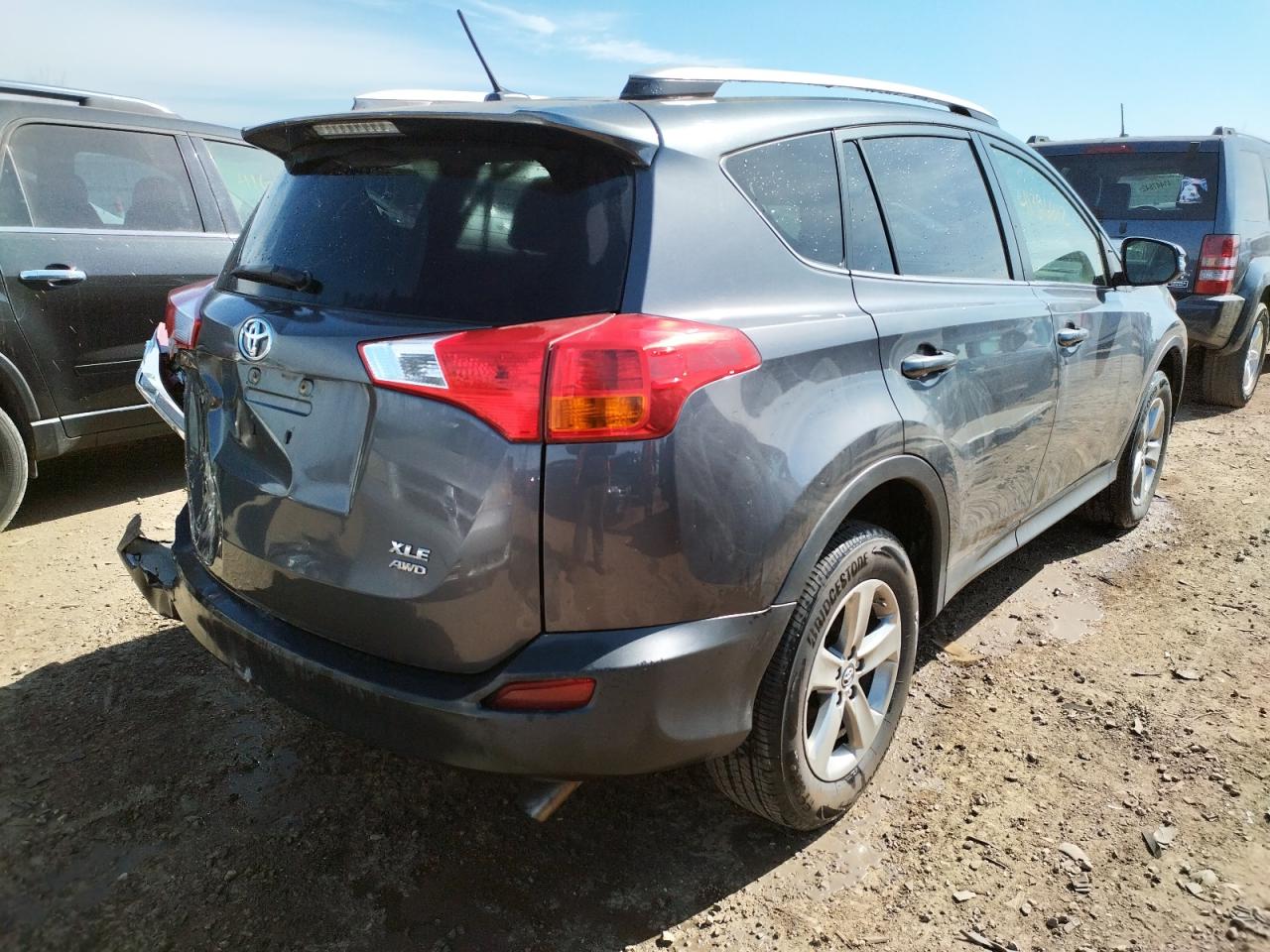 Photo 4 from auction – 2015 TOYOTA RAV4 XLE with VIN JTMRFREV5FD126984