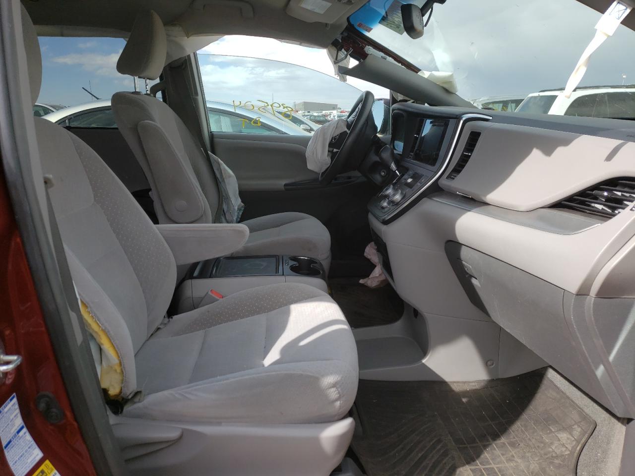 Photo 5 from auction – 2015 TOYOTA SIENNA LE with VIN 5TDJK3DC6FS099286