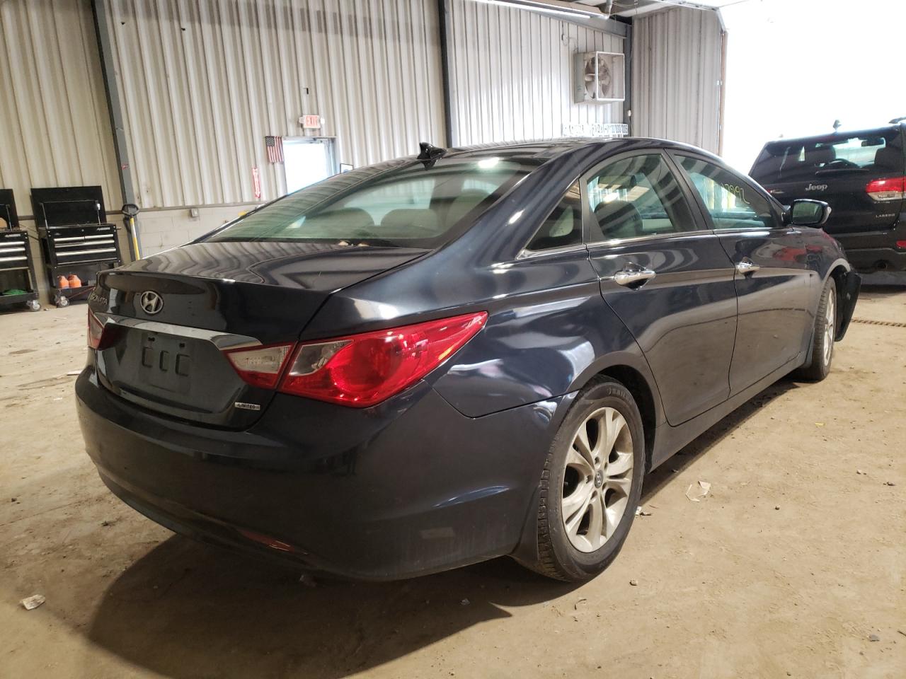 Photo 4 from auction – 2013 HYUNDAI SONATA SE with VIN 5NPEC4AC5DH570484