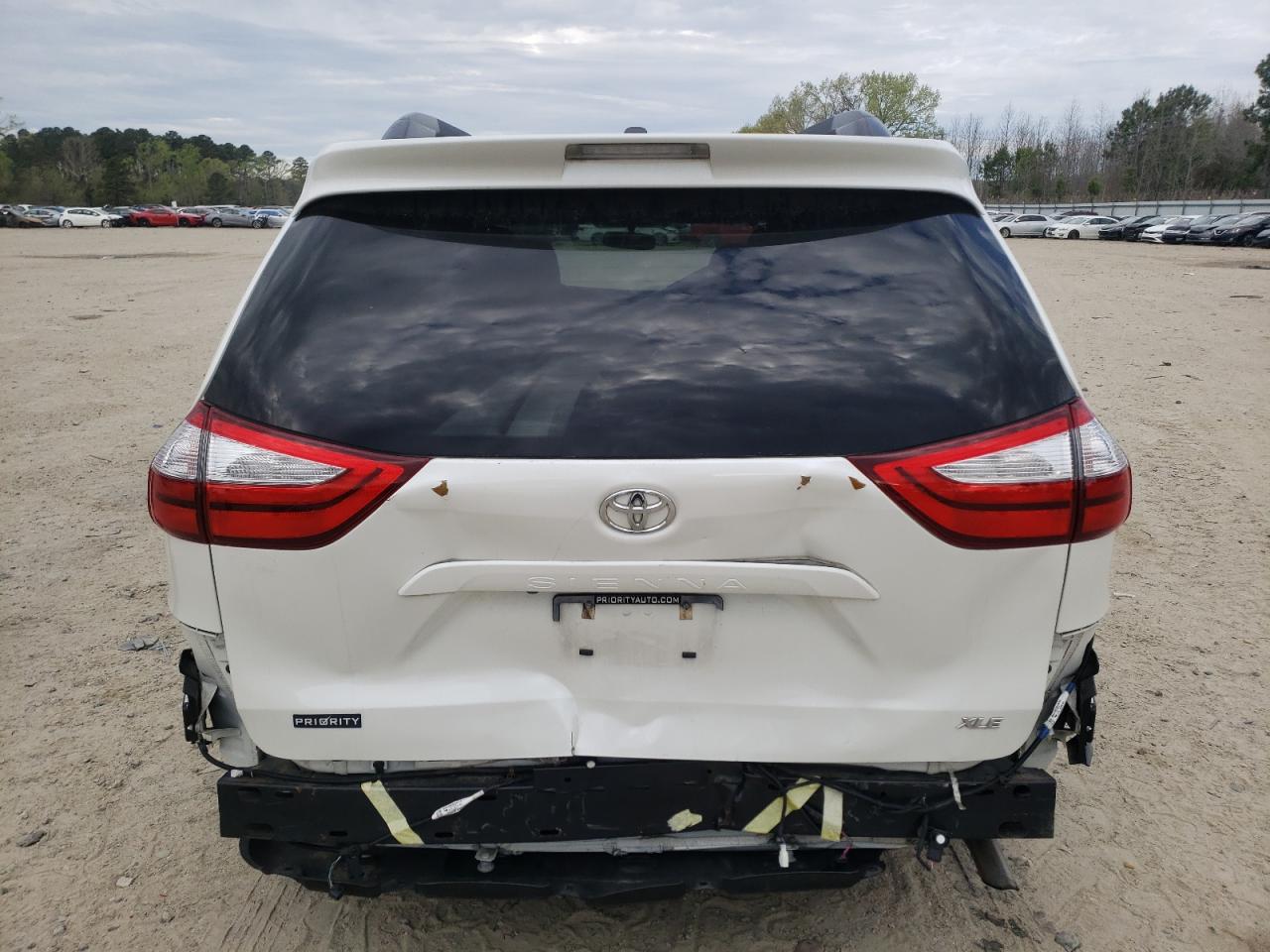 Photo 9 from auction – 2016 TOYOTA SIENNA XLE with VIN 5TDYK3DC8GS734833