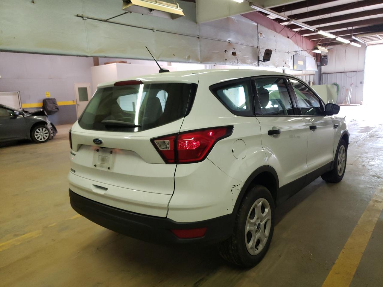 Photo 4 from auction – 2019 FORD ESCAPE S with VIN 1FMCU0F71KUB45397