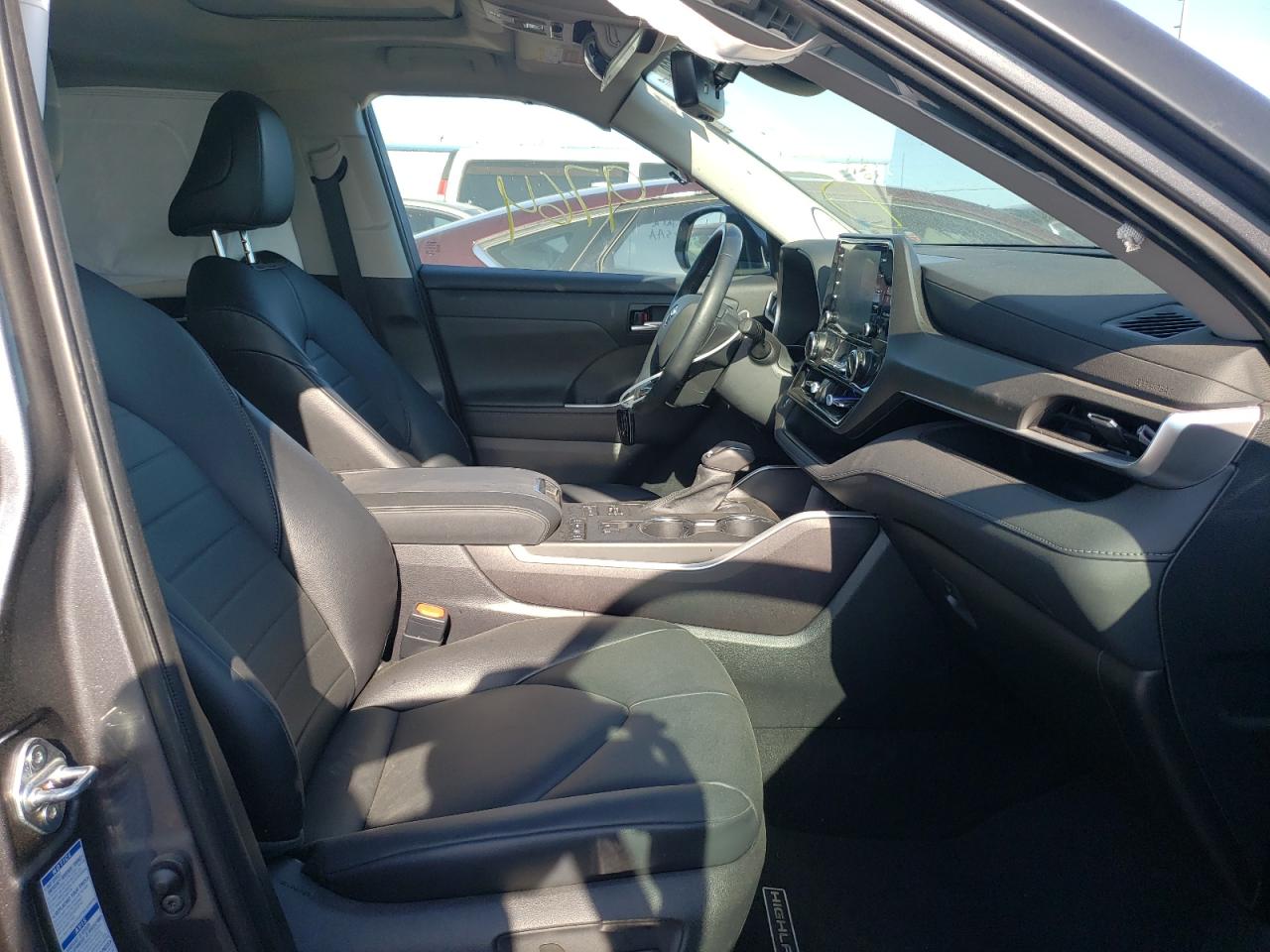 Photo 5 from auction – 2021 TOYOTA HIGHLANDER with VIN 5TDGZRBHXMS557397