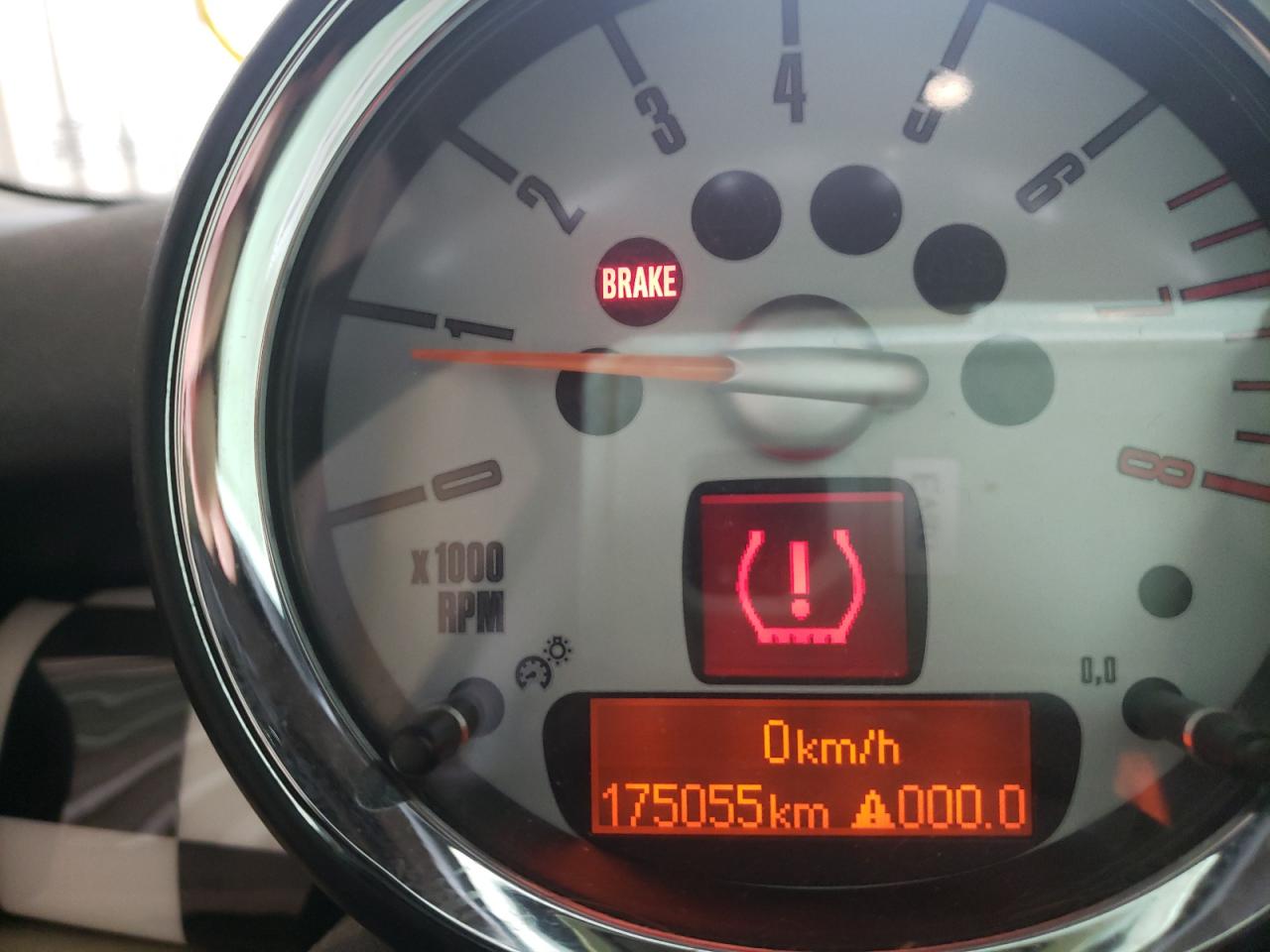 Photo 8 from auction – 2008 MINI COOPER CLU with VIN WMWML33508TJ46536