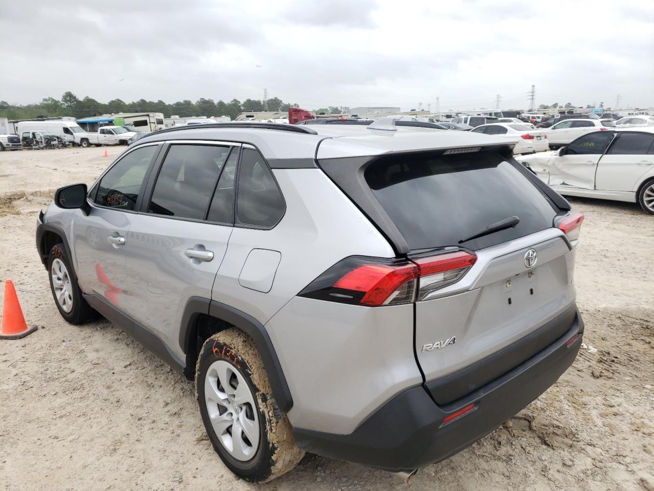 Photo 3 from auction – 2019 TOYOTA RAV4 LE with VIN JTMH1RFV7KD010883