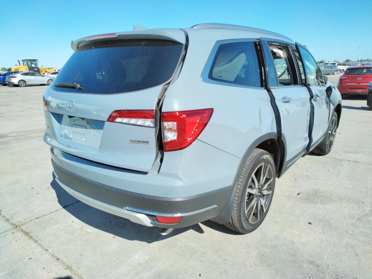 Photo 4 from auction – 2022 HONDA PILOT TOUR with VIN 5FNYF5H92NB014024
