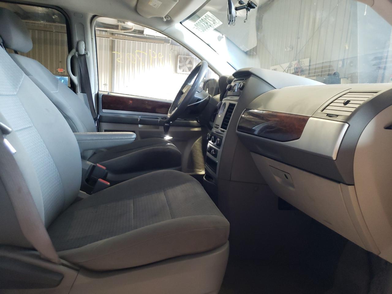 Photo 5 from auction – 2010 CHRYSLER TOWN & COU with VIN 2A4RR5D1XAR421321