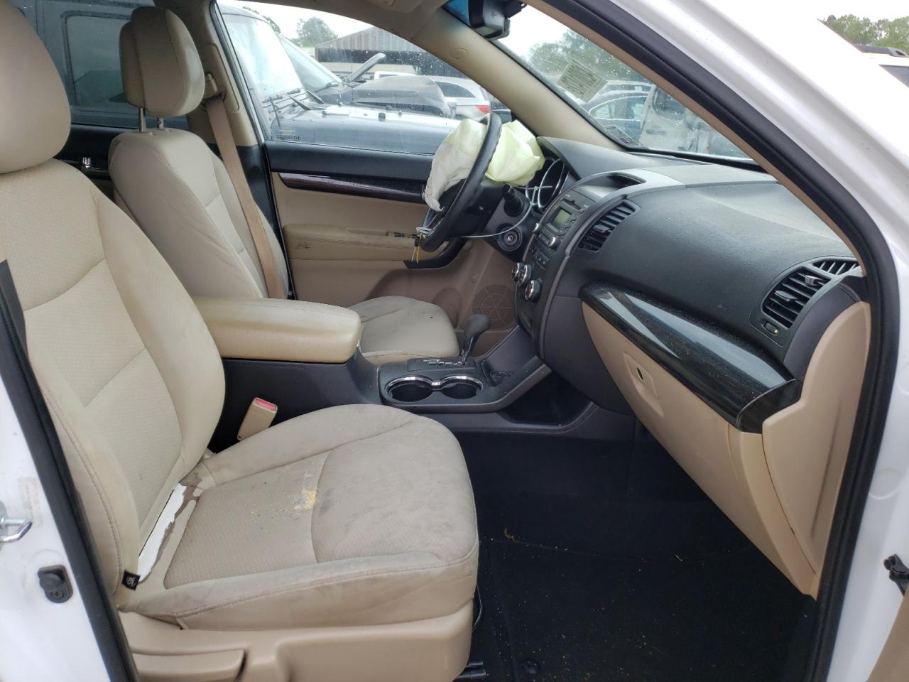 Photo 5 from auction – 2013 KIA SORENTO LX with VIN 5XYKT4A10DG394419