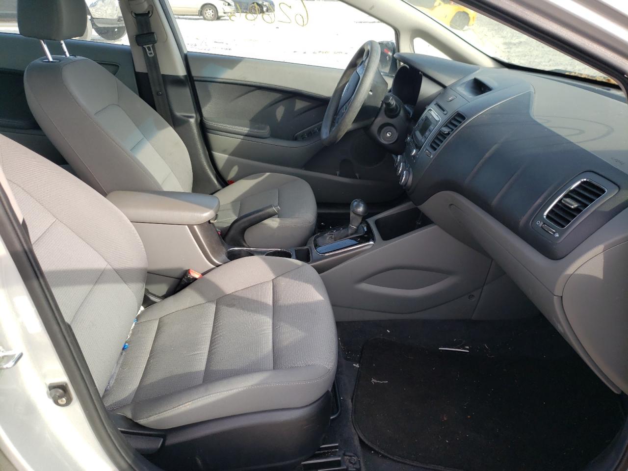 Photo 5 from auction – 2017 KIA FORTE LX with VIN 3KPFK4A7XHE022937