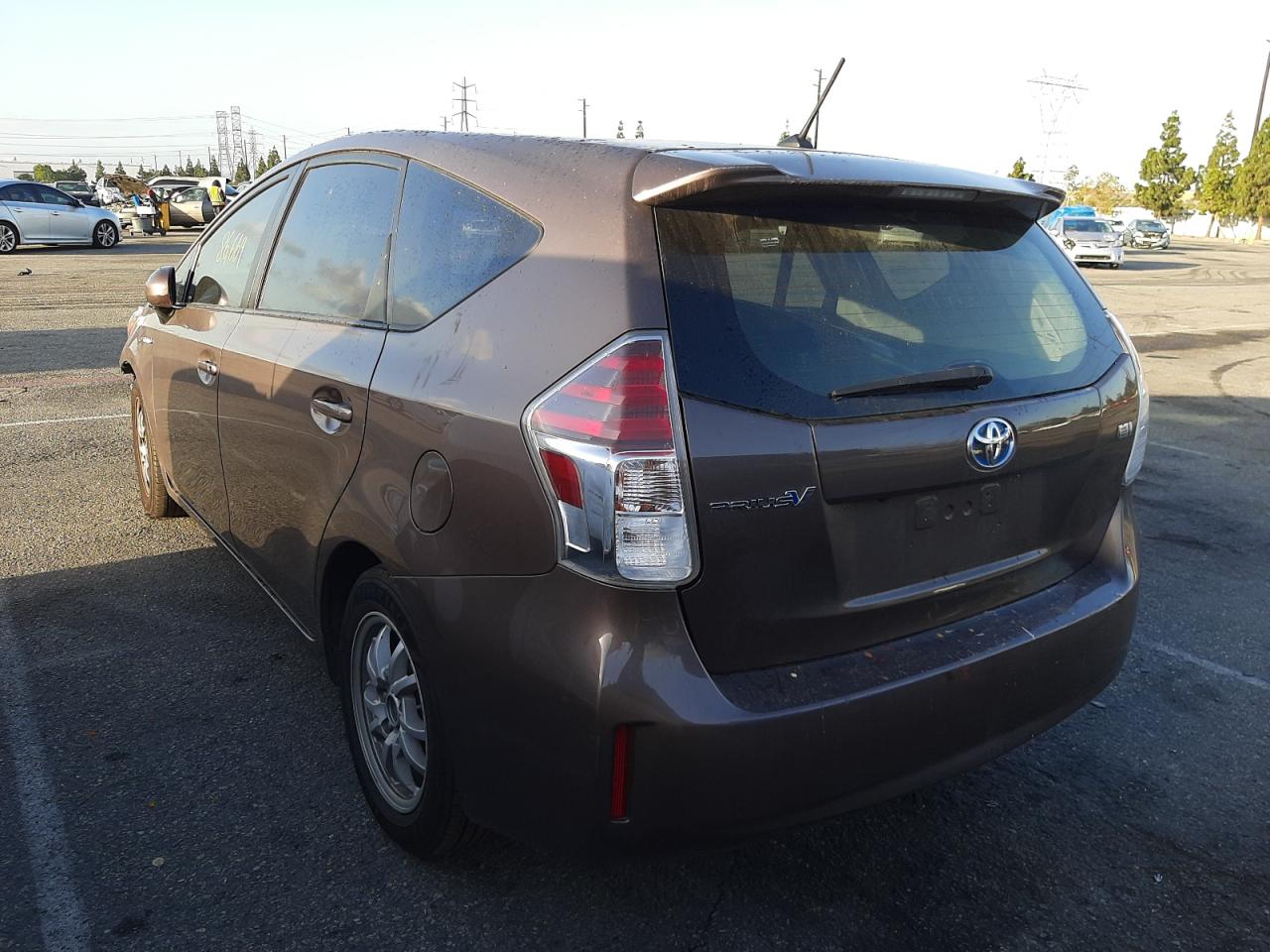 Photo 3 from auction – 2015 TOYOTA PRIUS V with VIN JTDZN3EU2FJ033462