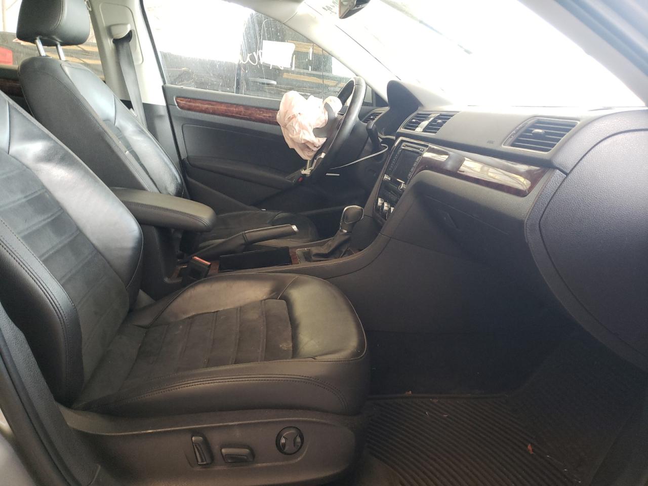 Photo 5 from auction – 2012 VOLKSWAGEN PASSAT SEL with VIN 1VWCP7A37CC004461