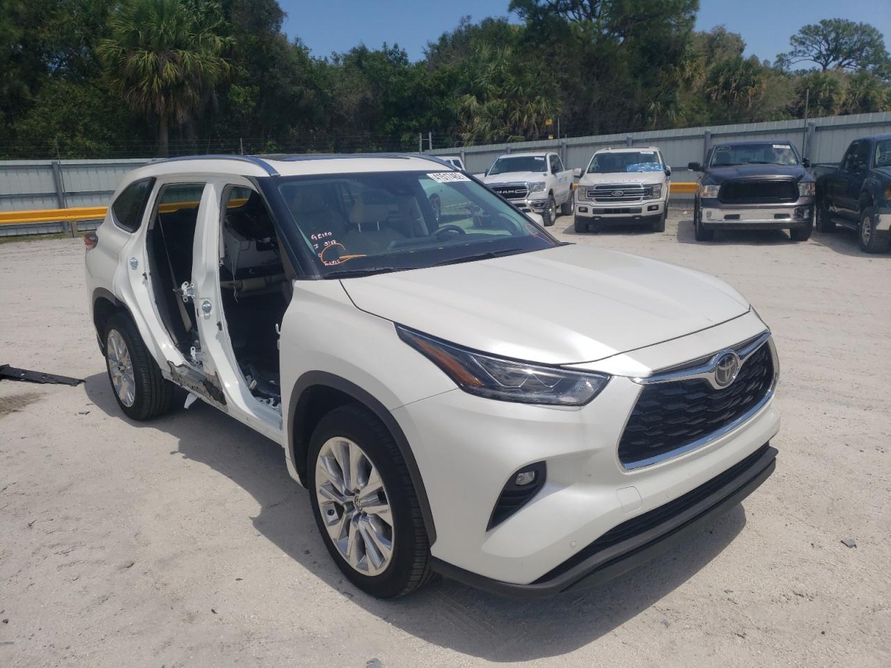 TOYOTA HIGHLANDER 2021 with VIN 5TDYZRAH8MS069328 - Photo from auction