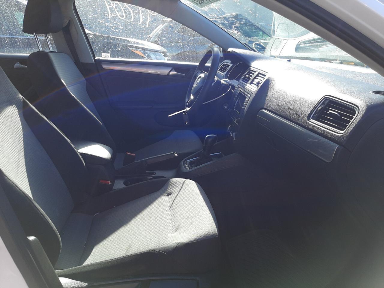 Photo 5 from auction – 2017 VOLKSWAGEN JETTA S with VIN 3VW2B7AJ7HM407337