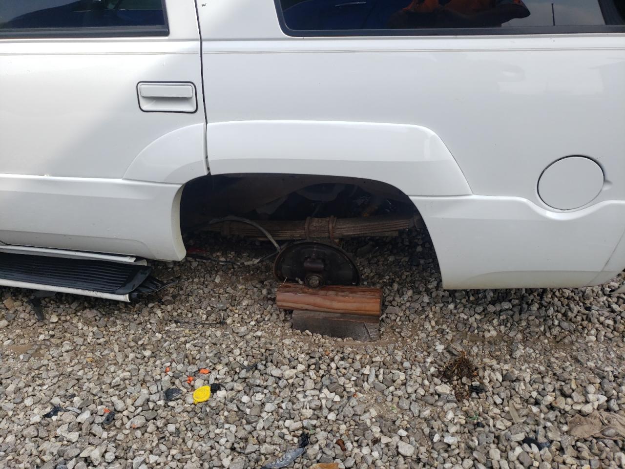 Photo 9 from auction – 2000 CADILLAC ESCALADE with VIN 1GYEK13R1YR165671