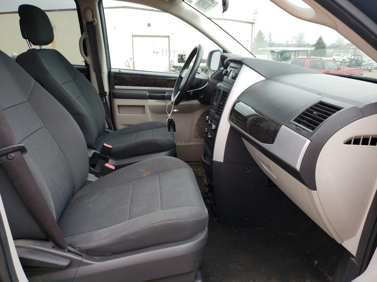 Photo 5 from auction – 2010 DODGE GRAND CARA with VIN 2D4RN5D15AR419982