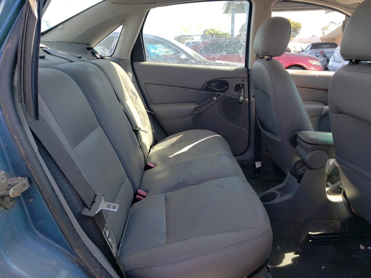Photo 6 from auction – 2004 FORD FOCUS with VIN 1FAHP3833YW136233