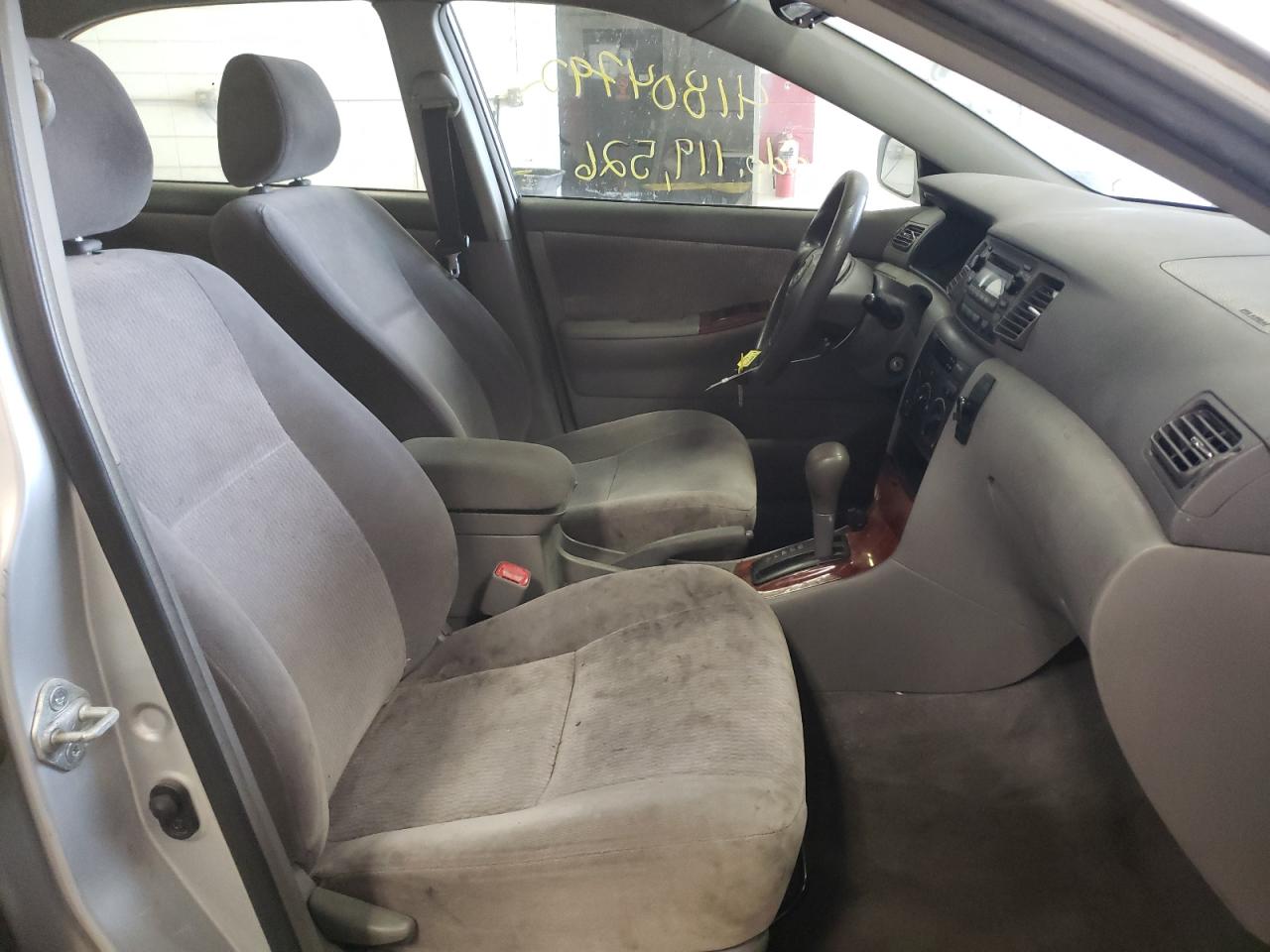 Photo 5 from auction – 2005 TOYOTA COROLLA CE with VIN JTDBR32E152055254
