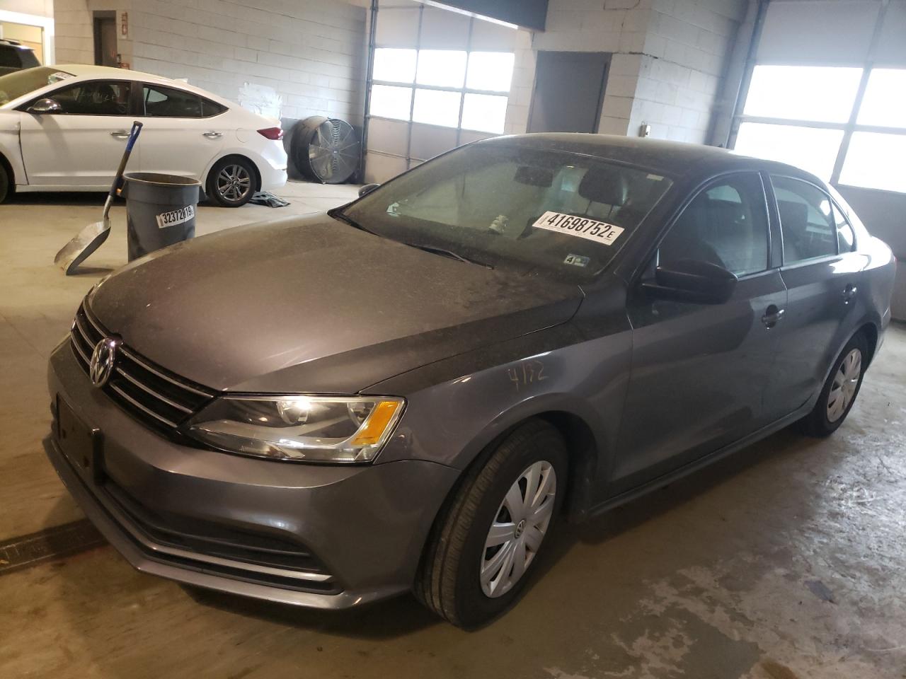 Photo 2 from auction – 2015 VOLKSWAGEN JETTA BASE with VIN 3VW2K7AJ2FM403418