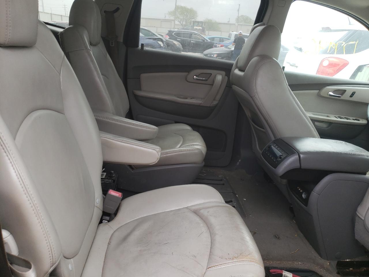 Photo 6 from auction – 2010 CHEVROLET TRAVERSE L with VIN 1GNLRGED0AS114231
