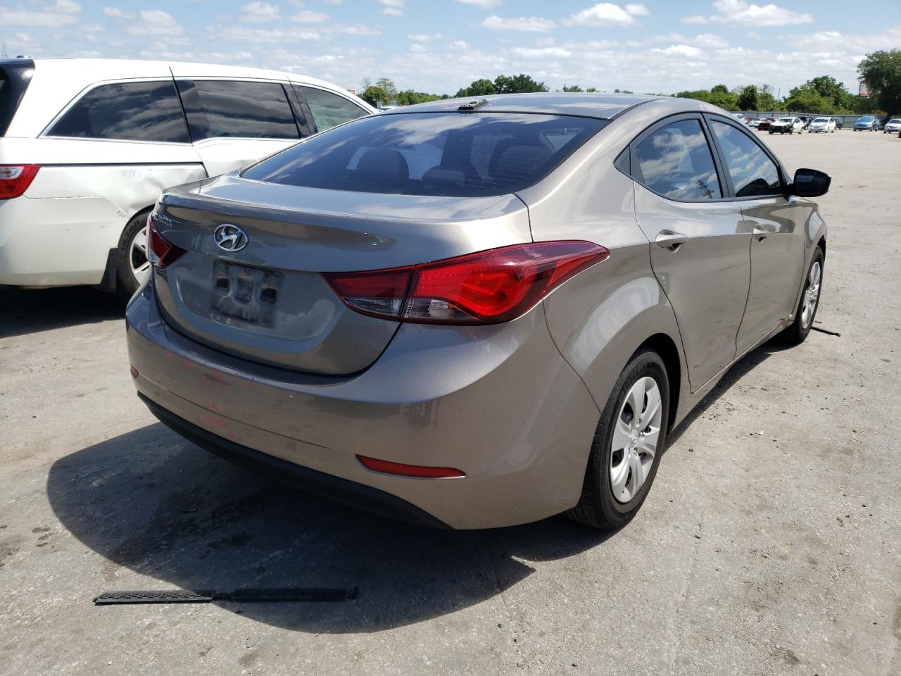 Photo 4 from auction – 2016 HYUNDAI ELANTRA SE with VIN 5NPDH4AE6GH781972