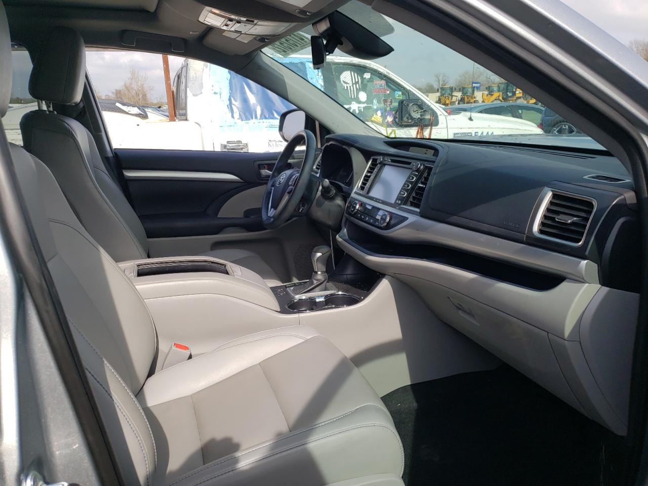 Photo 5 from auction – 2019 TOYOTA HIGHLANDER with VIN 5TDJZRFH8KS997518