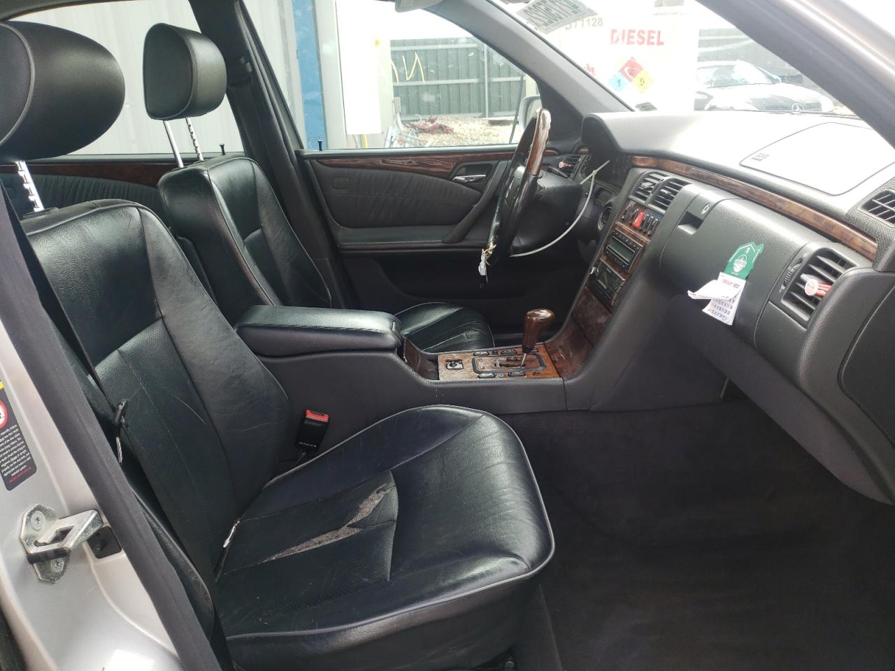 Photo 5 from auction – 2000 MERCEDES-BENZ E 320 4MAT with VIN WDBJF82J7YX042836