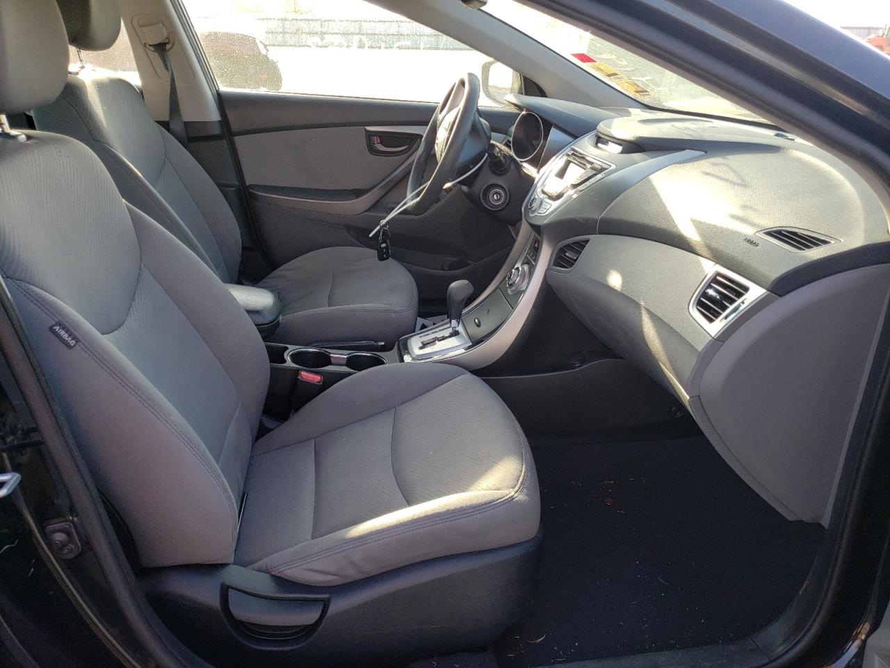Photo 5 from auction – 2012 HYUNDAI ELANTRA GL with VIN 5NPDH4AE7CH103015