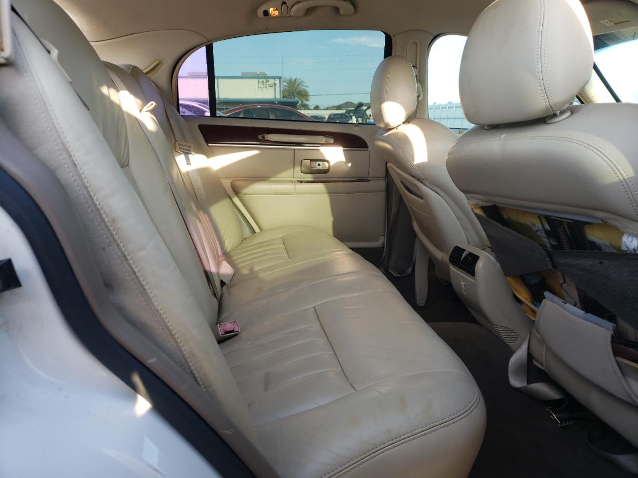 Photo 6 from auction – 2004 LINCOLN TOWN CAR E with VIN 1LNHM81W74Y634692