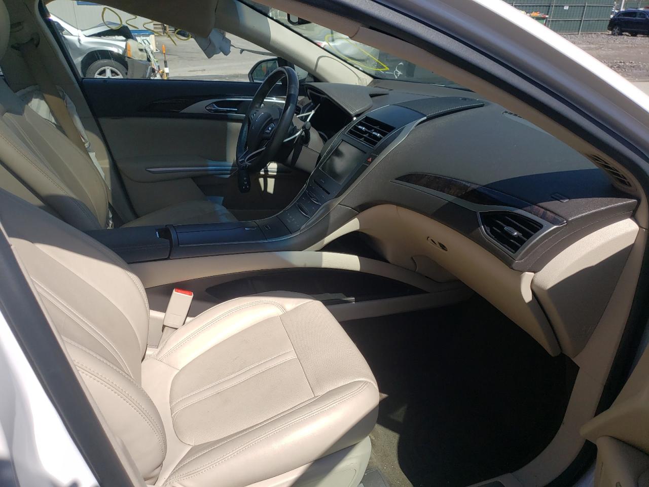 Photo 5 from auction – 2016 LINCOLN MKZ with VIN 3LN6L2J98GR629344
