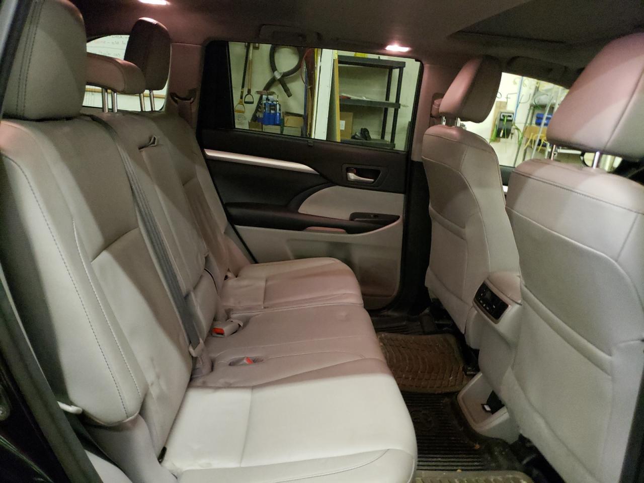 Photo 6 from auction – 2017 TOYOTA HIGHLANDER with VIN 5TDJZRFH2HS461172