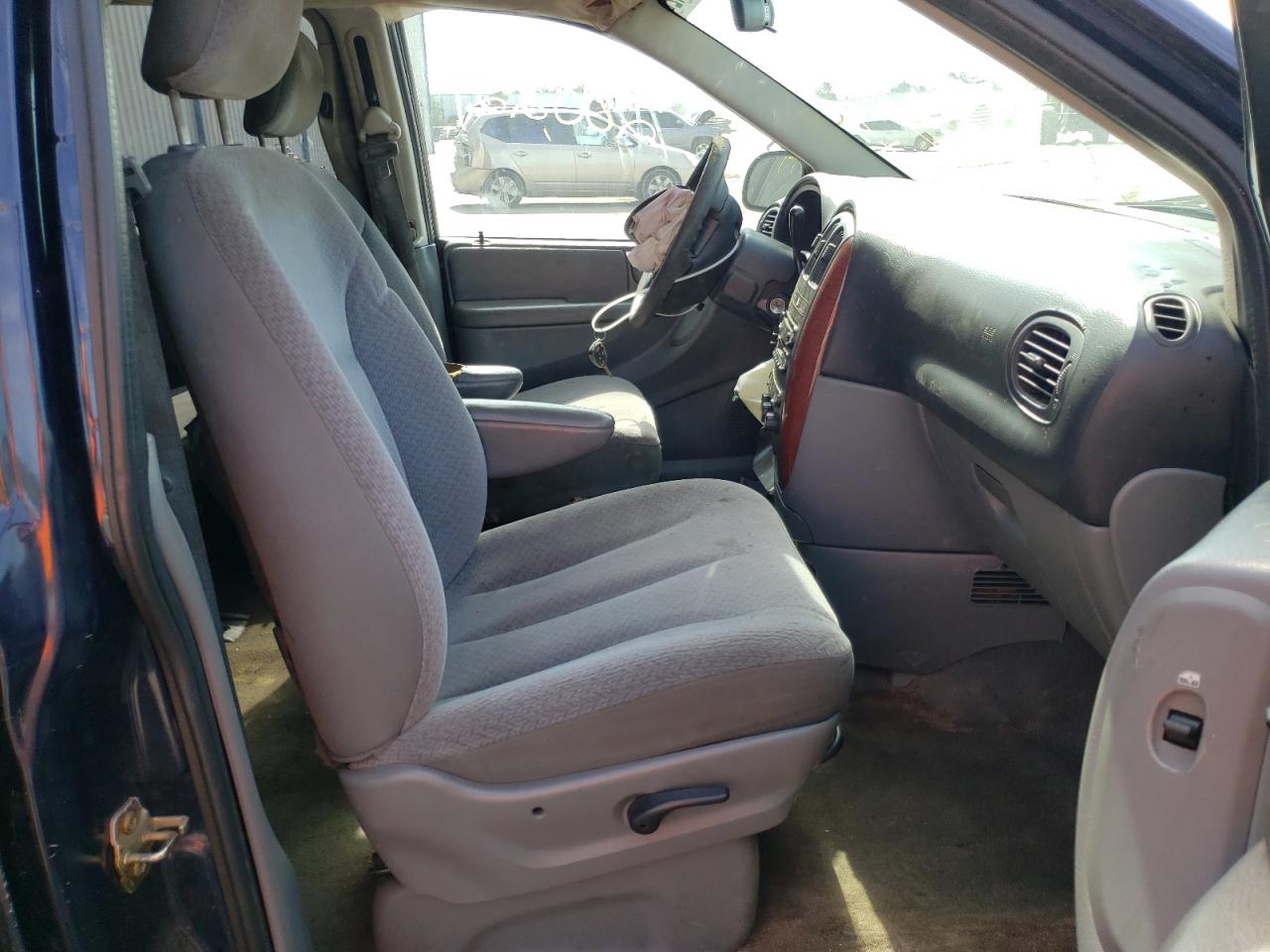 Photo 5 from auction – 2005 CHRYSLER TOWN & COU with VIN 1C4GP45R55B439831