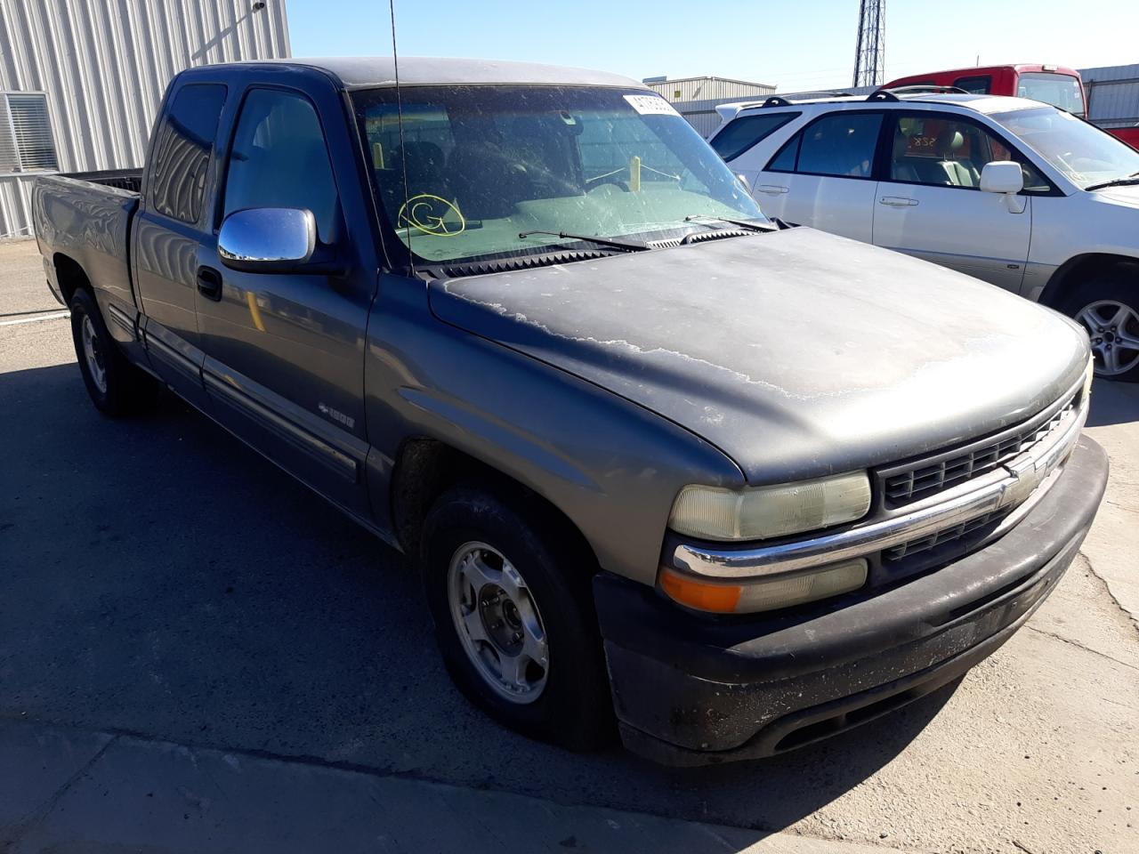 CHEVROLET SILVERADO 2000 with VIN 1GCEC19T5YZ183032 - Photo from auction