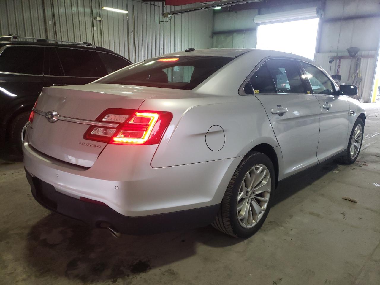 Photo 4 from auction – 2017 FORD TAURUS LIM with VIN 1FAHP2F80HG119389