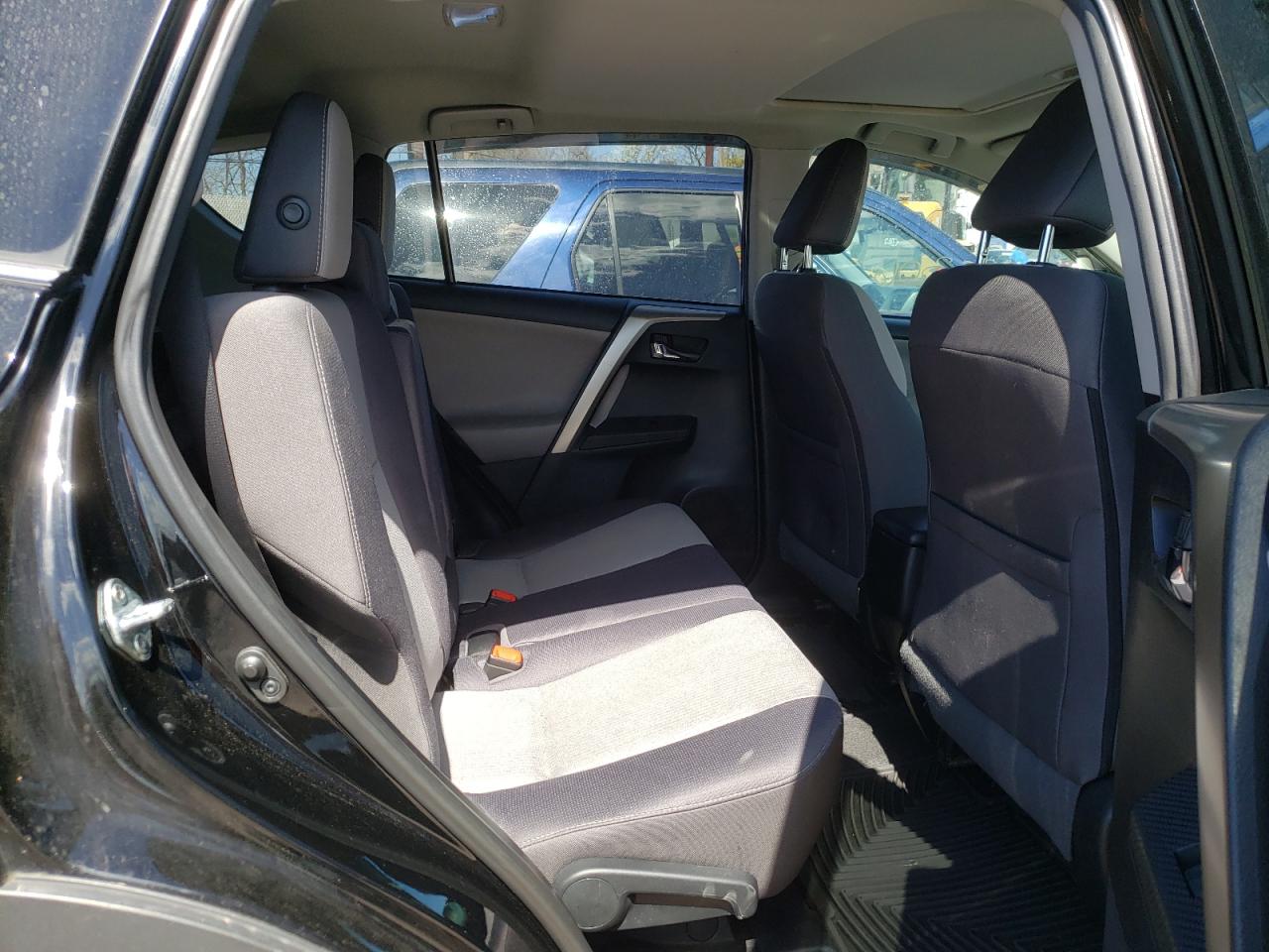 Photo 6 from auction – 2015 TOYOTA RAV4 XLE with VIN 2T3RFREV8FW302302