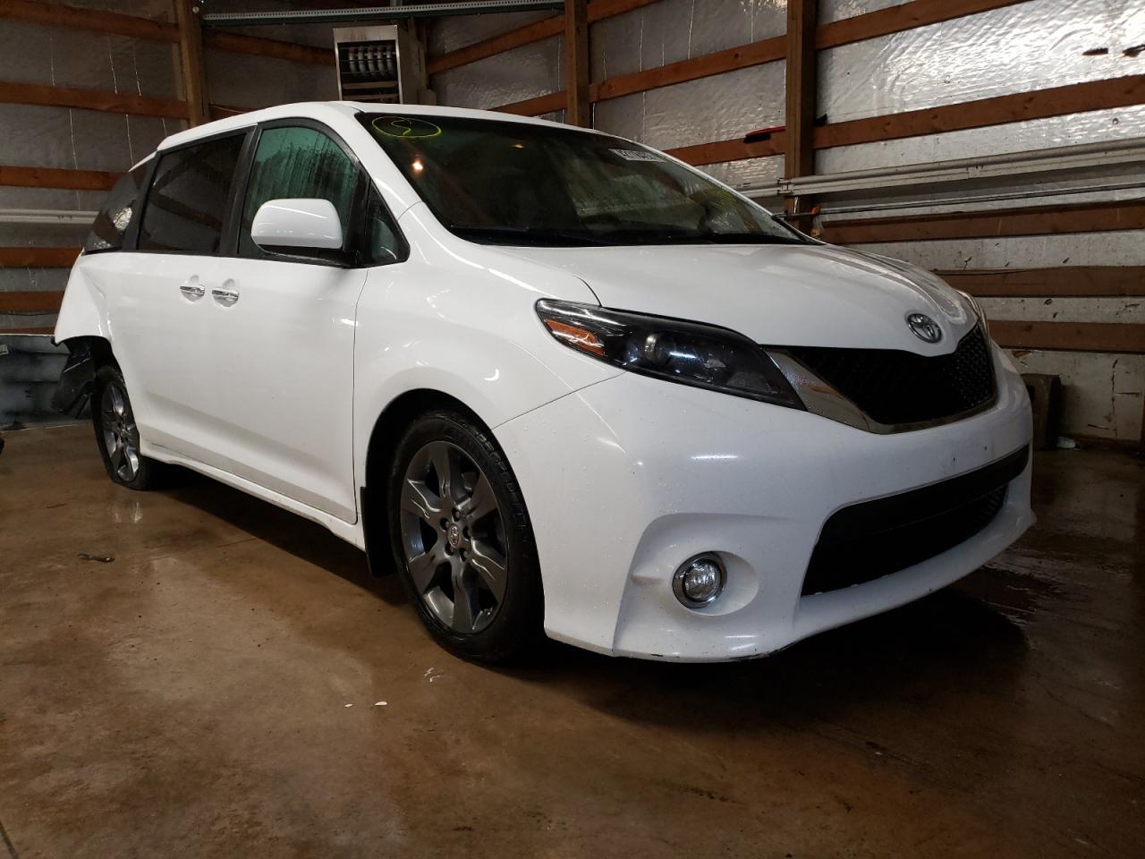 TOYOTA SIENNA SE 2016 with VIN 5TDXK3DC2GS695166 - Photo from auction