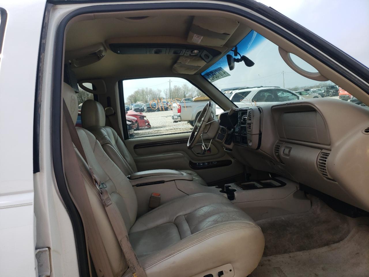 Photo 5 from auction – 2000 CADILLAC ESCALADE with VIN 1GYEK13R1YR165671