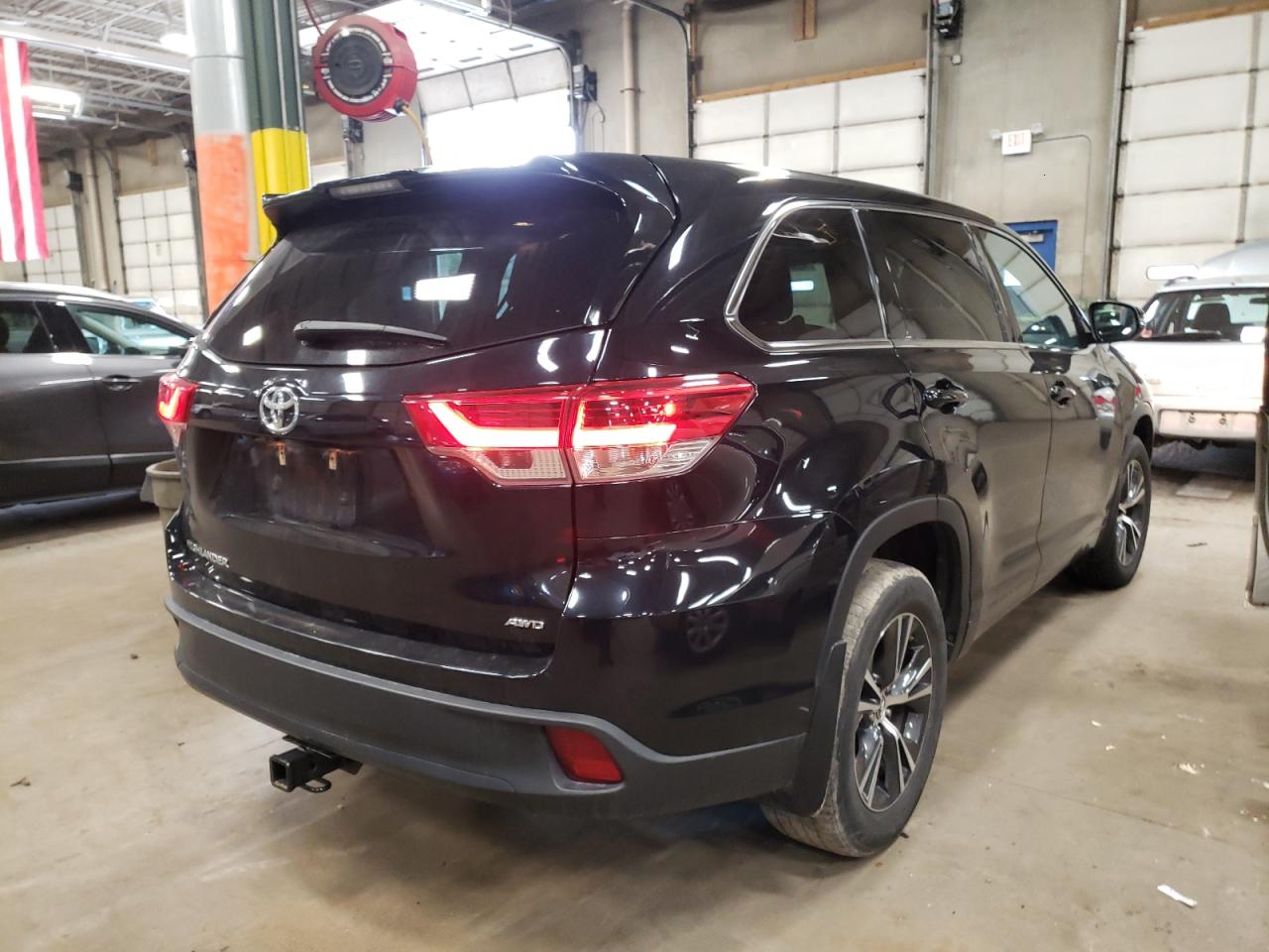 Photo 4 from auction – 2017 TOYOTA HIGHLANDER with VIN 5TDBZRFH4HS428534