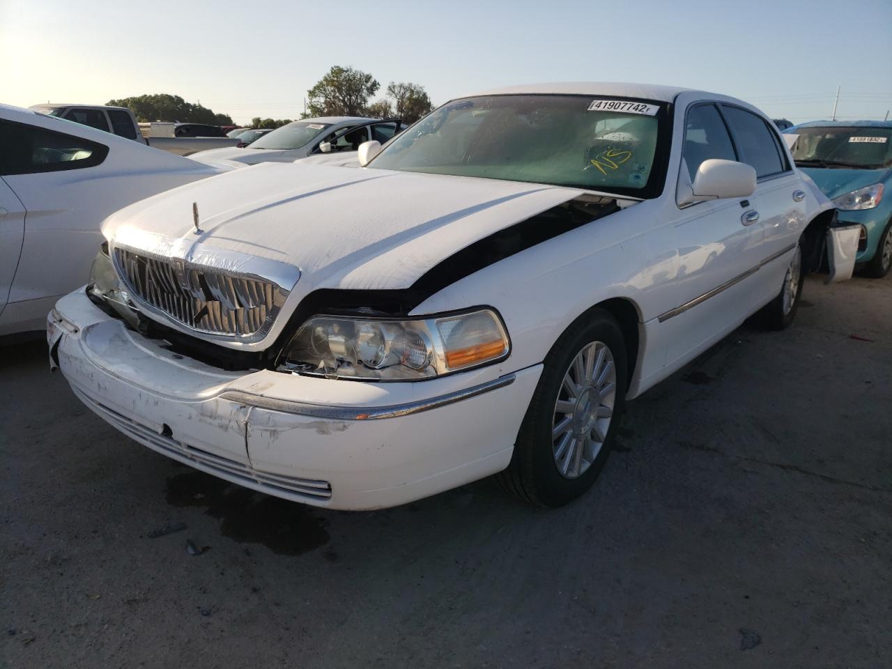 Photo 2 from auction – 2004 LINCOLN TOWN CAR E with VIN 1LNHM81W74Y634692