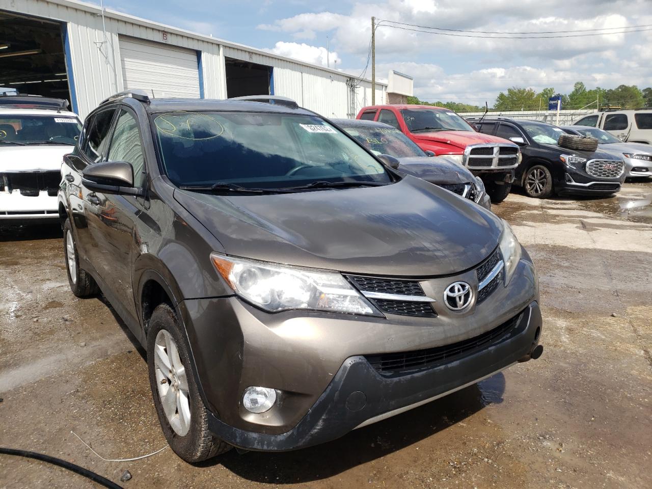 TOYOTA RAV4 XLE 2014 with VIN 2T3WFREV1EW084947 - Photo from auction